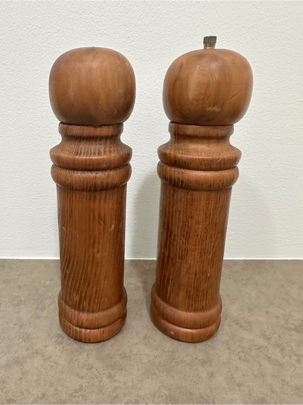 Vintage MCM Wooden Salt & Pepper Shaker Grinder Mills Set Tall Turned Warm Brown - Picture 2 of 9